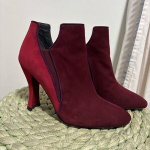 Stuart Weitzman Spliced Bordeaux Elegant Burgundy Suede Ankle Boots Size 8.5
